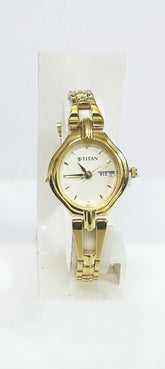 Titan Karishma Women's Analog Watch Champagne Dial With Golden Stainless Steel Strap, 2345YM04